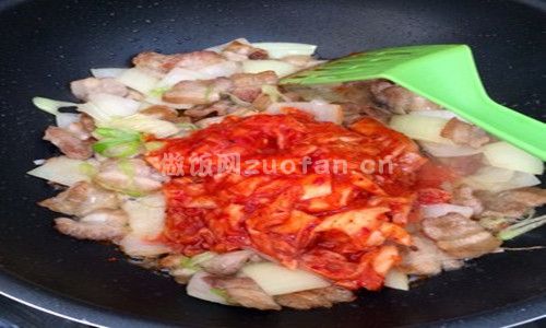韩式泡菜炒五花肉步骤图3
