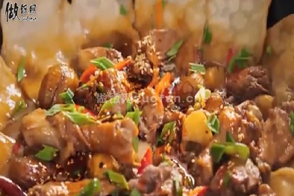 东北农家菜铁锅炖鸡贴饼子的做法_一个菜肴两种方法吃