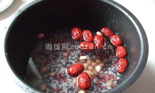 红枣花生黑米粥步骤图3
