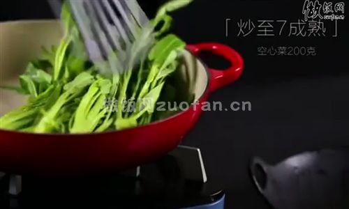 椒丝腐乳炒空心菜步骤图4