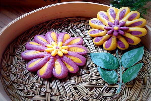 东北紫薯菊花馒头的做法_为馒头添加一些花样