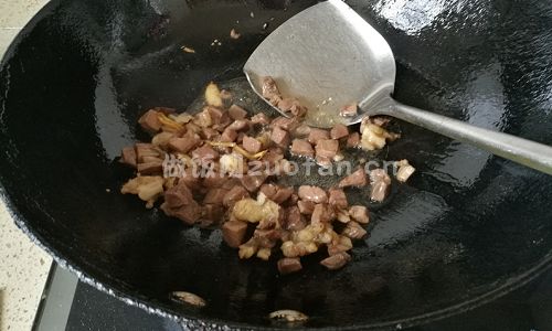 蘑菇牛腩萝卜煲步骤图2