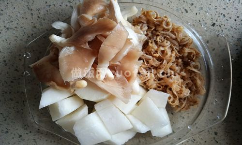 蘑菇牛腩萝卜煲步骤图4