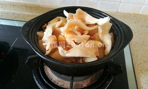 蘑菇牛腩萝卜煲步骤图5