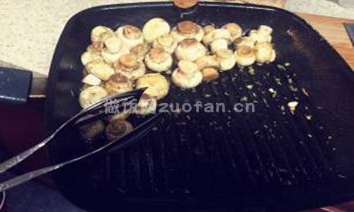 西班牙蒜香煎蘑菇步骤图2