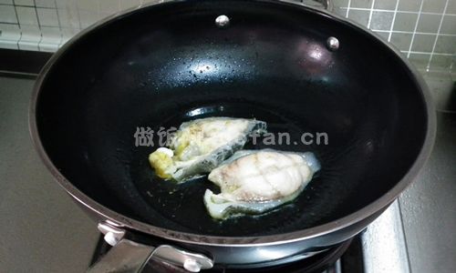 海参斑鱼豆腐汤步骤图2