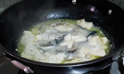 海参斑鱼豆腐汤步骤图4