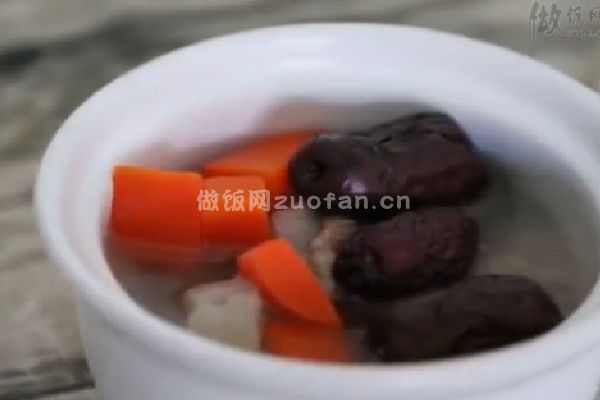 粤菜胡萝卜排骨汤的做法详解_香甜美味有营养