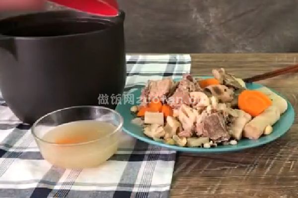 粤菜淮山排骨汤的做法_健康美味有营养