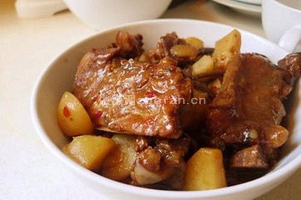 鲁菜土豆炖排骨的做法土豆多排骨的家常做法_驱散疲惫暖心暖胃