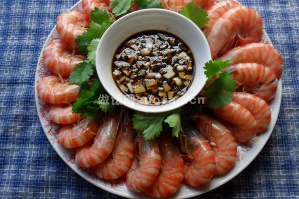 浙菜水煮虾的家常做法_简单易学口味自调的水煮菜