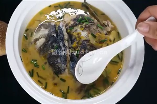 粤菜酸菜鱼头汤的做法_引人垂涎的鲜美鱼汤