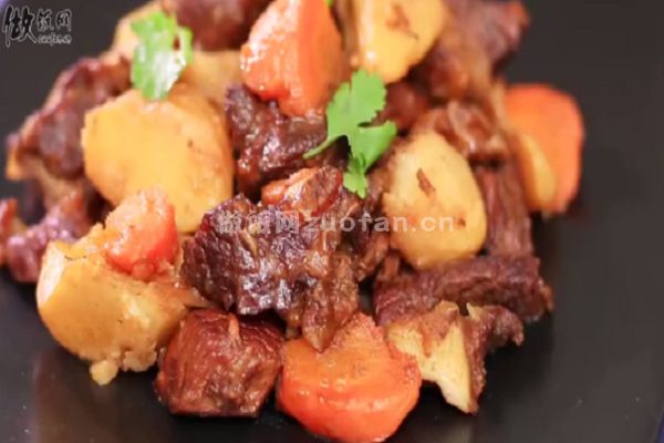 美味营养家常土豆炖牛肉的做法_汤汁浓厚软烂入味好吃又下饭