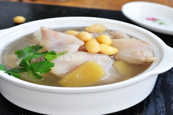 粤菜家常猪蹄黄豆汤-美容养颜的不二选择