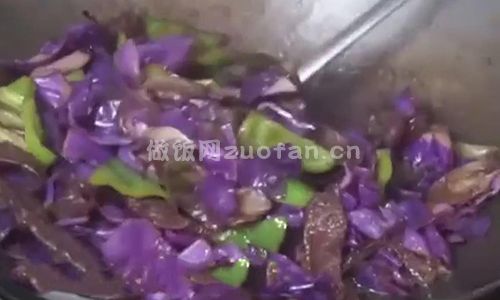 紫甘蓝炒腊肉步骤图4