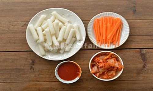 韩式辣白菜炒年糕步骤图1