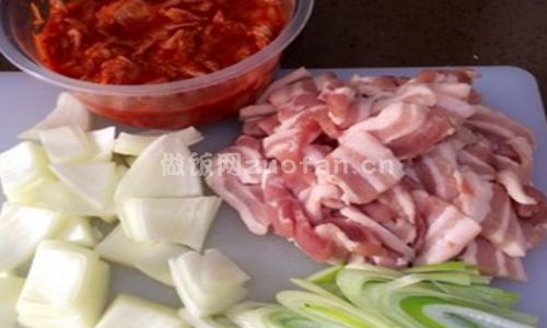 韩式泡菜炒五花肉步骤图1
