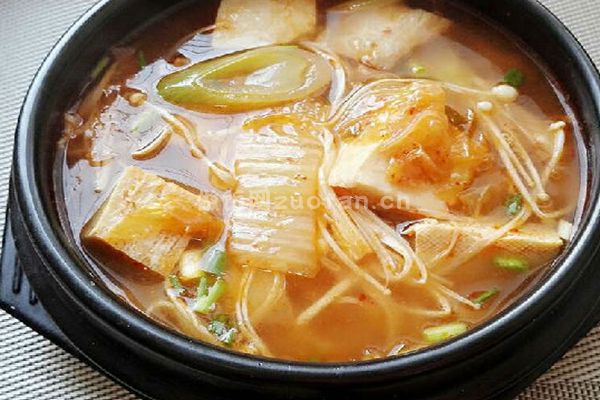 韩剧迷必吃韩国泡菜火锅的做法_吃一顿就让你充满能量的美味