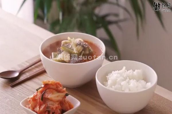 正宗韩式鲜香牛肉萝卜汤的做法_开胃提神下饭美滋滋