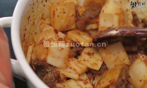 韩式牛肉萝卜汤步骤图2