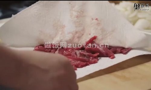 韩式牛肉萝卜汤步骤图1