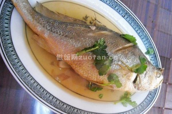 浙菜黄花鱼的做法_餐桌上不可或缺的美食
