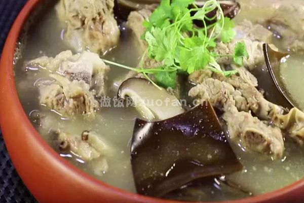 浙菜大骨海带汤的家常做法_鲜香肥美汤汁浓厚