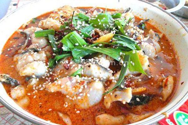 川菜水煮鱼片的做法_鲜香浓郁的川菜经典美食