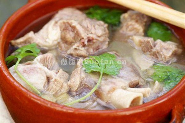 正宗东北菜羊肉汤的做法_香浓可口最原汁原味的纯羊肉清汤