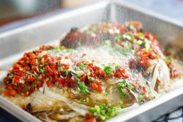 川系风味剁椒鱼头的家常做法_火辣辣的夏天香喷喷的美味