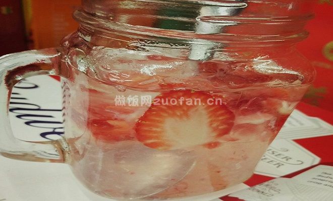 冰凉一夏气泡水怎么做_好喝美味的草莓水