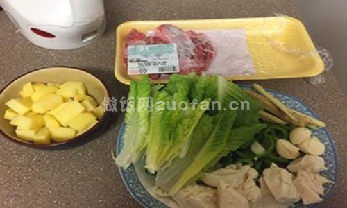 韩式土豆排骨汤步骤图1