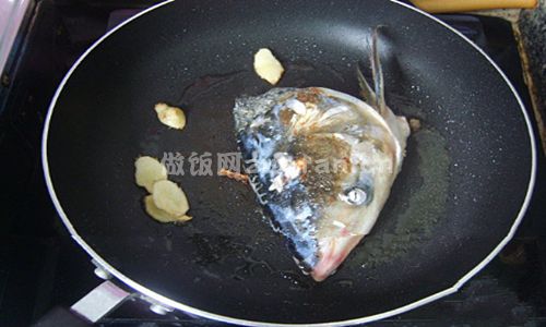 孕妇鱼头豆腐汤步骤图1