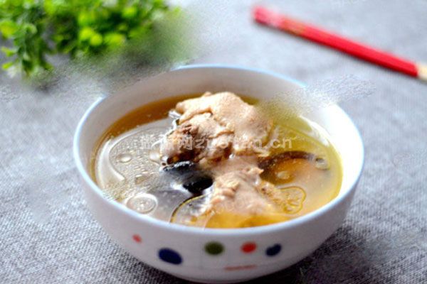 正宗粤菜香菇炖鸡汤的做法_鸡汤也有奇妙的滋味啦