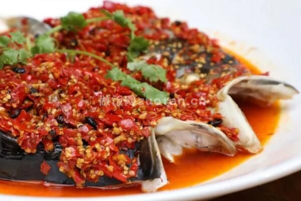 正宗湘菜剁椒鱼头的做法家常_夏天就该吃的热辣美味