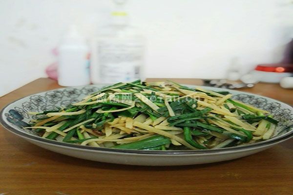 正宗浙菜韭菜炒土豆丝的做法_就是要吃过就明白有多好吃了呢